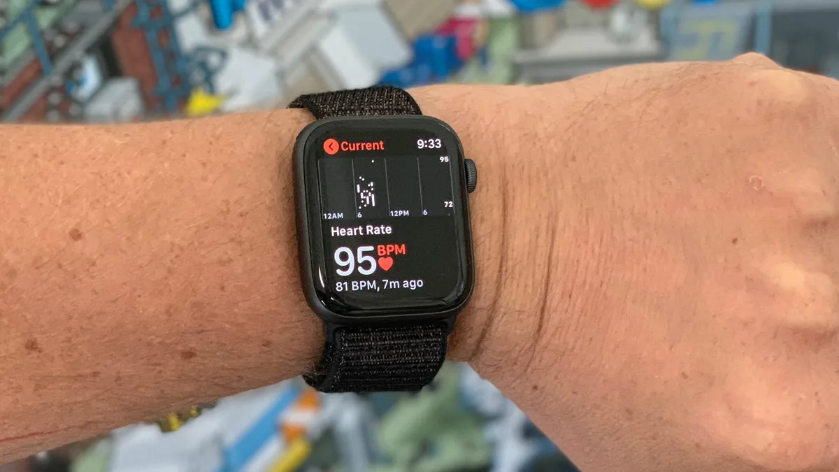 L'Apple Watch SE peut détecter une fréquence cardiaque faible, une fréquence cardiaque élevée et une fréquence cardiaque anormale, surveillant ainsi les problèmes de santé.
