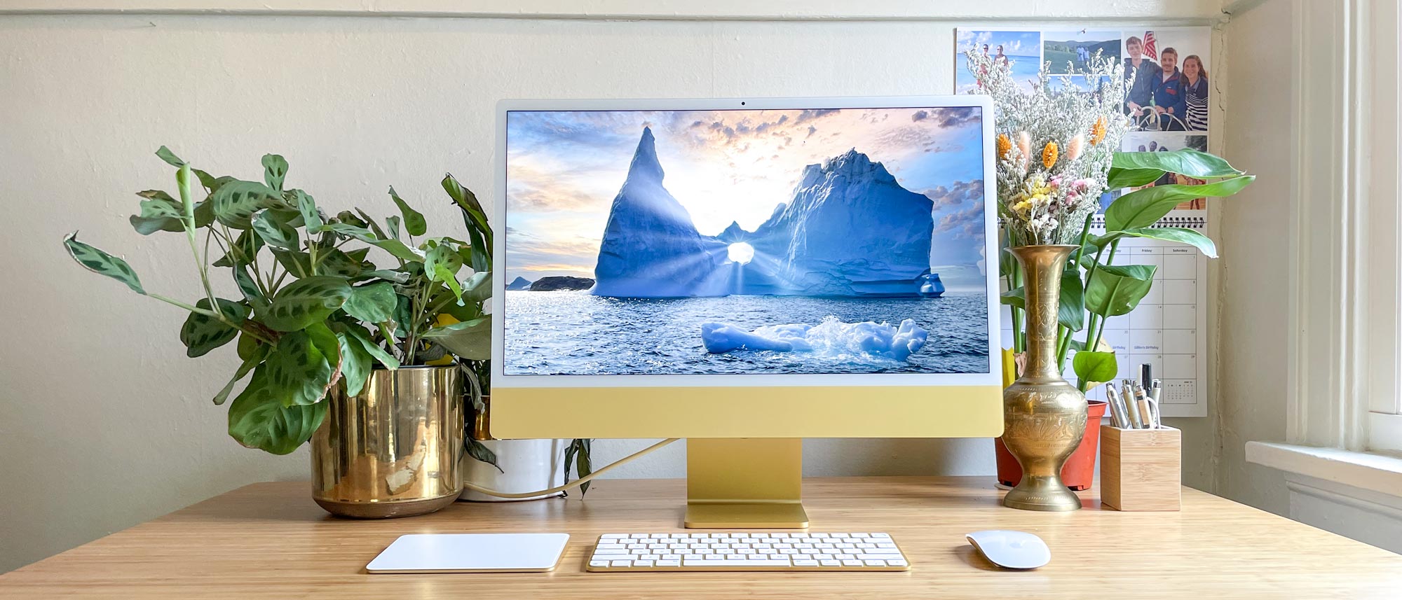 L'iMac 24 pouces d'Apple est une machine mince et rapide dotée d'excellents haut-parleurs, d'une excellente webcam et d'un bel écran.