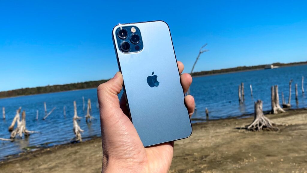 L'iPhone 12 est entouré d'aluminium anodisé avec un dos en verre brillant et une bosse d'appareil photo mate, et est disponible en noir, blanc, bleu, vert et rouge.
