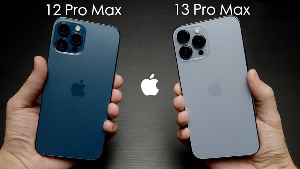 iPhone 13 Pro Max en Bleu Pacifique (à gauche) et iPhone 13 en Bleu Alpin (à droite)