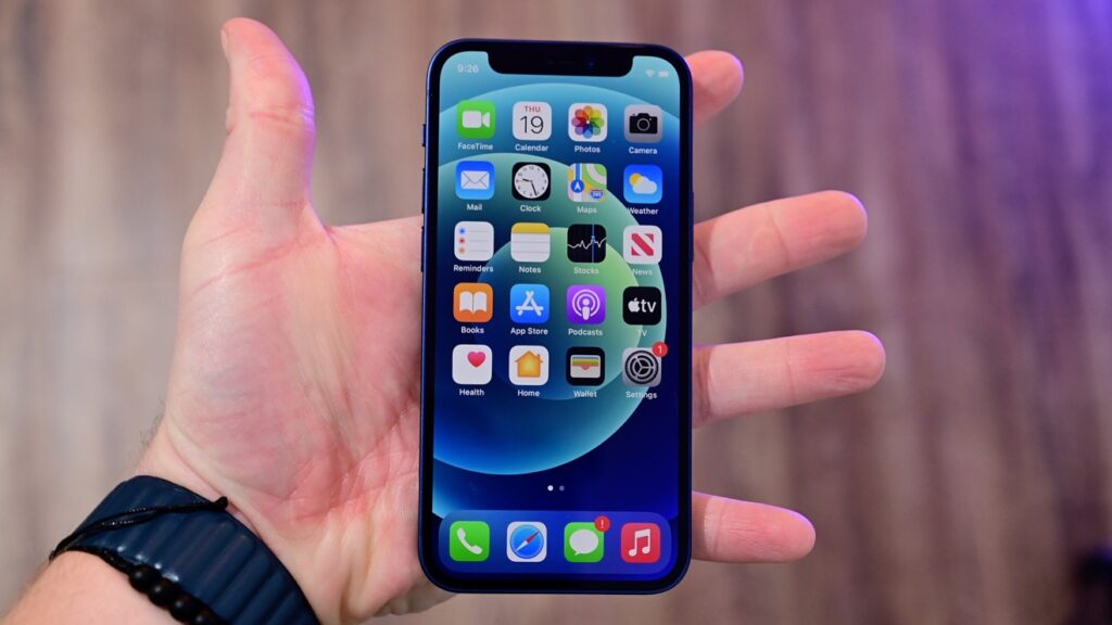 L'iPhone 12 mini dispose d'un écran OLED de 5,4 pouces avec une résolution étendue de 1080p et de la dernière puce Apple A14 Bionic.