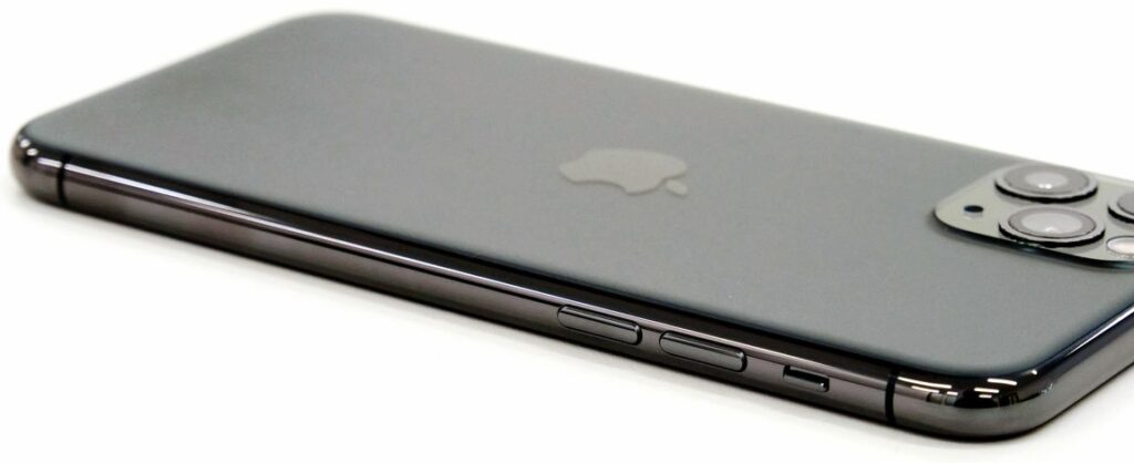 Le design du 11 Pro est presque identique à celui de l'iPhone XS, y compris l'utilisation d'acier inoxydable sur les côtés avec du verre à l'arrière.