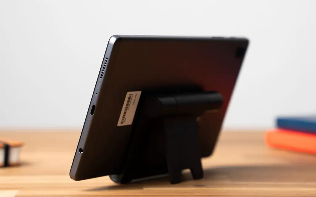 Les options de connectivité sur le Samsung Galaxy Tab A7 Lite incluent USB Type-C, Wi-Fi 802.11 a/b/g/n/ac, GPS et Wi-Fi Direct. Les capteurs de la tablette comprennent un accéléromètre, un capteur de lumière ambiante et une boussole/magnétomètre.