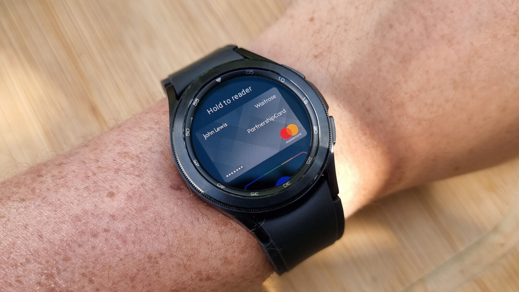 Samsung Pay sur la Galaxy Watch 4 Classic s'appuie sur la communication en champ proche (NFC) pour faciliter les paiements sans contact.