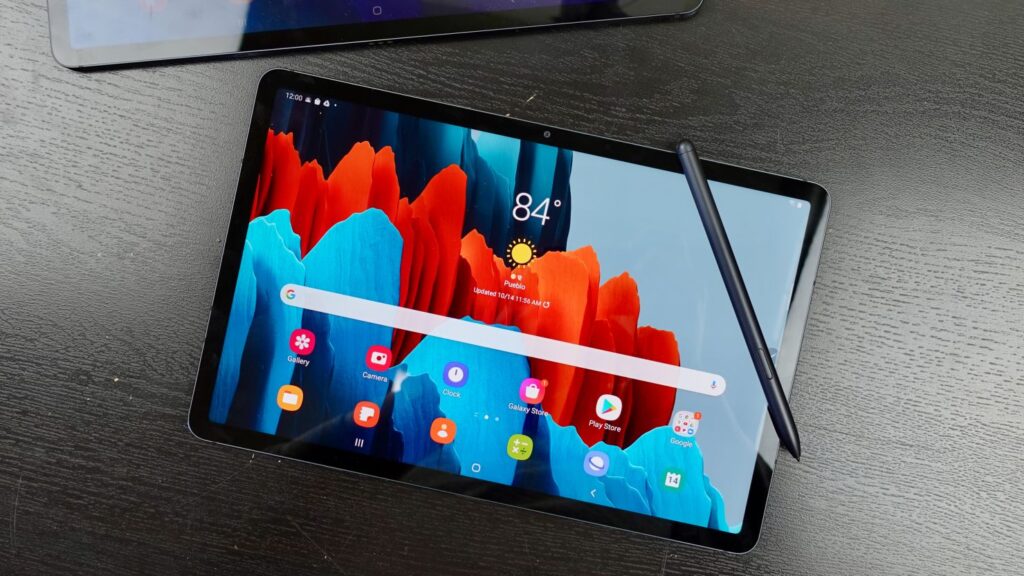 Le Samsung Galaxy Tab S7+ est livré avec le stylet S Pen inclus sans frais supplémentaires, mais la coque de clavier en option transforme la tablette en une centrale de productivité.