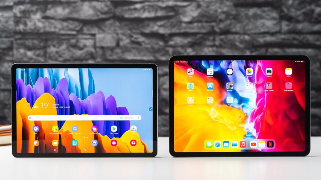 La Galaxy Tab S7+ est sans aucun doute la meilleure option pour une utilisation en déplacement, tandis que l'iPad Pro est suffisamment léger et petit pour être emporté avec vous.