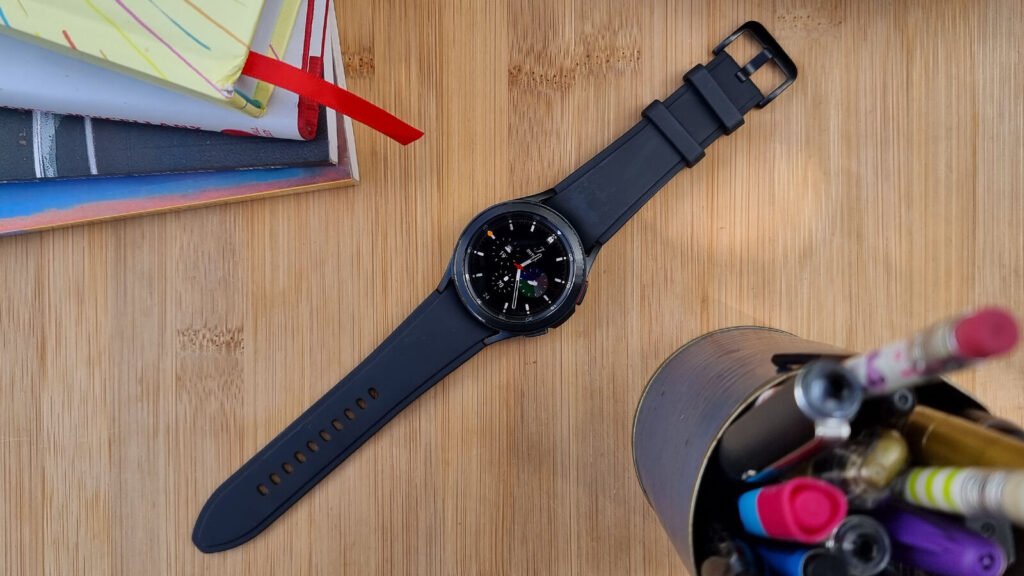 La Galaxy Watch4 Classic haut de gamme présente un design en acier inoxydable et une lunette tournante soutenue par une meilleure expérience logicielle et plus d'applications tierces que les précédentes montres intelligentes Samsung, bien que vous puissiez obtenir une expérience similaire pour 100 € de moins avec le modèle Watch4 standard.