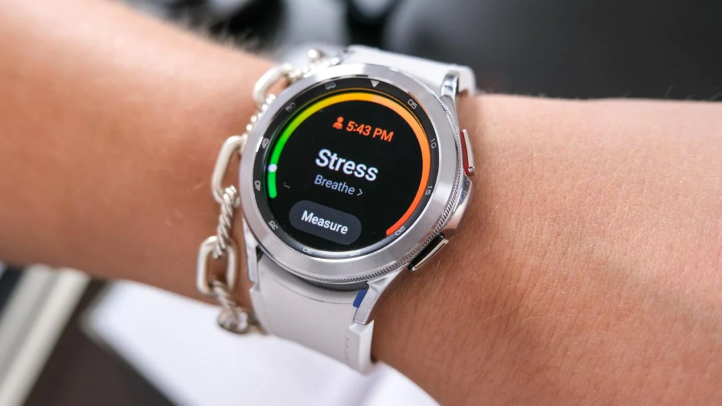 La série Galaxy Watch4 Classic mesure votre stress en prenant deux mesures différentes de la fréquence cardiaque.