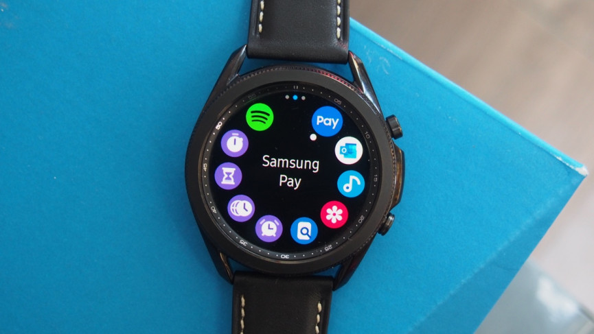 La Galaxy Watch4 a atterri à nos portes dans un emballage simple comprenant la montre elle-même ainsi qu'un minuscule chargeur. Il n'y a pas d'adaptateur dans la boîte, vous devrez donc brancher le câble USB-A dans une banque d'alimentation ou un ordinateur portable ou tout autre chargeur mural.