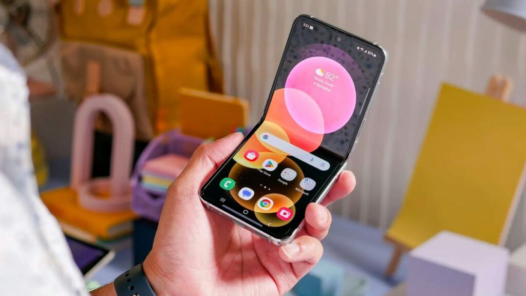 Le Samsung Galaxy Z Flip 3 est le meilleur clapet pliable du marché, même si cela ne veut pas dire grand-chose étant donné que le seul concurrent du téléphone est le Motorola Razr 2020.