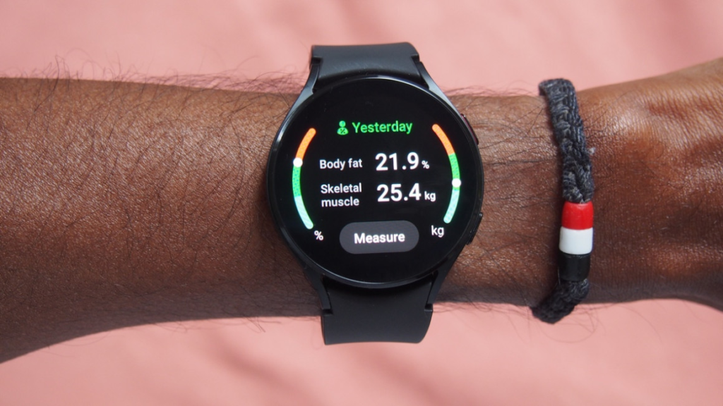 La Galaxy Watch 4 peut générer des détails précis sur la composition de votre corps et fonctionne en en conjonction avec l'application Samsung Health sur votre smartphone.