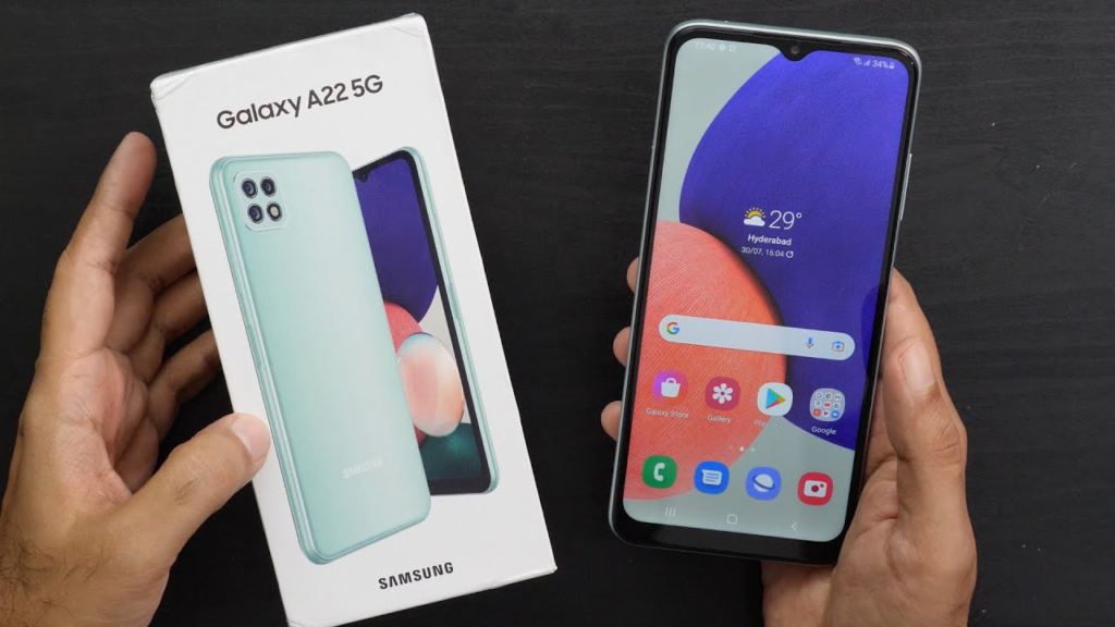 Le boîtier du Samsung Galaxy A22 5G a définitivement un design de haute qualité qui rappelle un peu les iPhones actuels : une finition légèrement plus anguleuse sur les côtés et une face arrière qui présente un chatoiement soyeux et une finition mate en gris foncé, blanc, ou violet clair. Le smartphone tient bien en main.