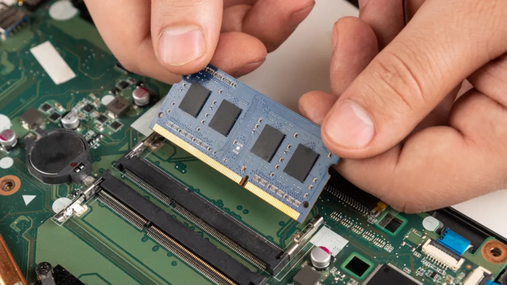 L'installation de mémoire vive (RAM) sur votre ordinateur est une mise à niveau relativement simple qui offre une vitesse instantanée du système et des avantages en termes de réponse.
