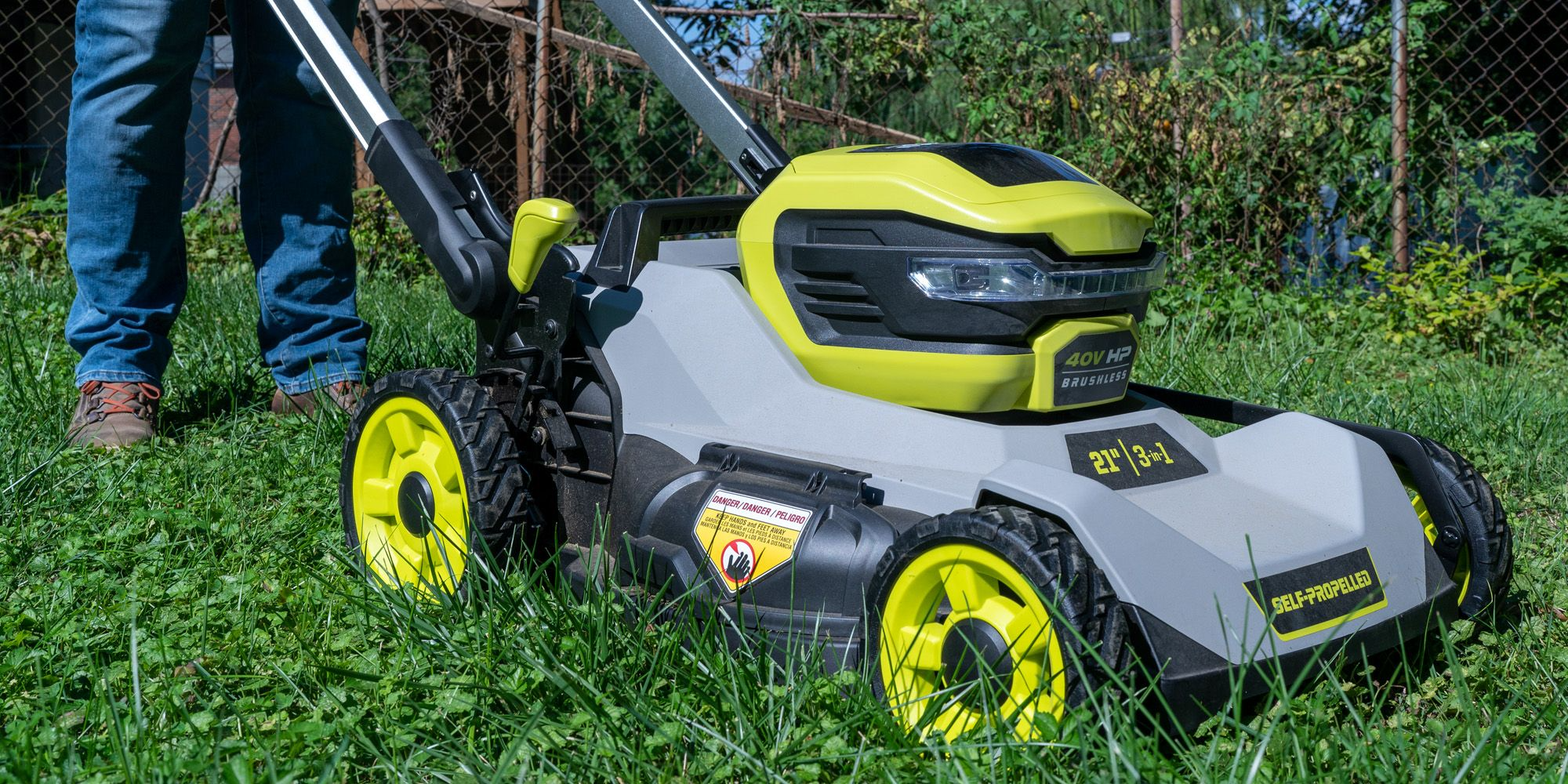 la meilleure tondeuse à gazon électrique. En termes de tondeuses à gazon électriques sans fil, notre premier choix est la tondeuse à gazon sans fil Yard Force 40 V 37 cm .