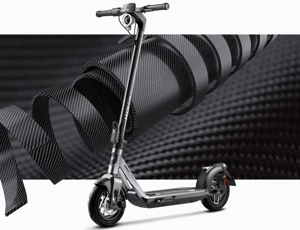 Le NIU KQi Air est le scooter de banlieue ultra léger (seulement 11,9 kg !) idéal qui combine un corps en fibre de carbone magnifiquement conçu avec des fonctionnalités sans compromis et une stabilité de scooter difficile à trouver, même dans des scooters beaucoup plus lourds.