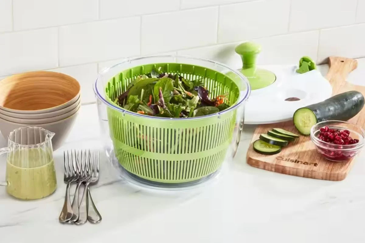 Cette essoreuse à salade est beaucoup plus facile à nettoyer qu'il n'y paraît. Je nettoie les pièces à la main, même si tout va au lave-vaisselle dans le panier supérieur.