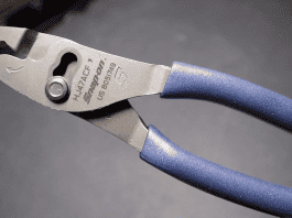 Les pinces à ergots Icon, qui imitent les pinces à ergots Snap-on, sont vraiment excellentes. La pince à ergots Knipex Twin Grip est également une pince à ergots.